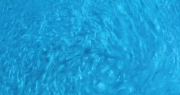 Blauwe Abstracte Achtergrond Snel Bewegende Vloeistof Tegen Klok Bovenaanzicht — Stockvideo
