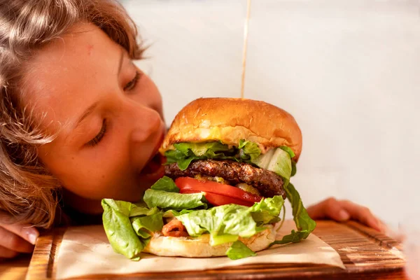 Băiat Mușcă Hamburger Fierbinte Carne Vită Patty Salată Verde Roșii — Fotografie, imagine de stoc