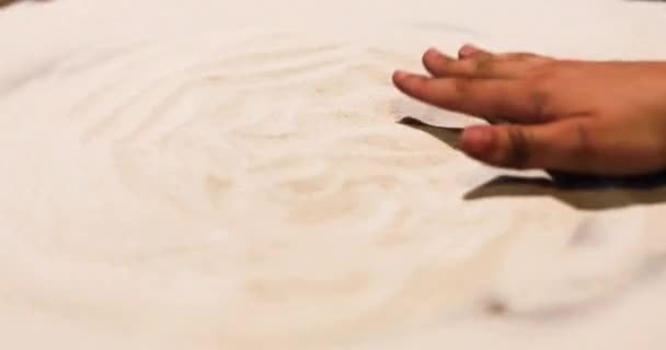 Дитяча Рука Пальцями Гончарному Колесі Створює Візерунок Піску Активний Сімейний — стокове відео