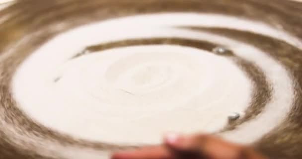 陶工の車輪に砂のパターンを作成します アクティブな家族の休暇 創造性 — ストック動画
