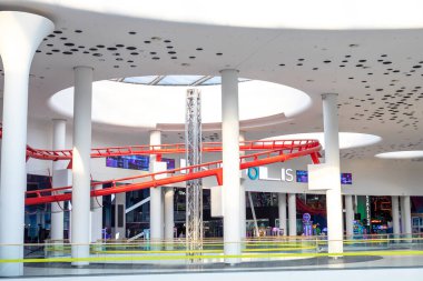 Modern oyun merkezi içi, aile tatili.