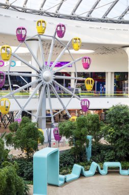 Modern oyun merkezi, Kyiv 'de dönme dolabı olan, aile tatili.