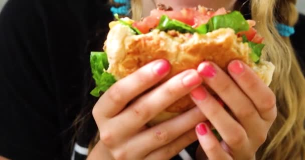 Счастливая Девочка Подросток Ест Огромный Гамбургер Фрикадельками Кафе Отдых Партия — стоковое видео