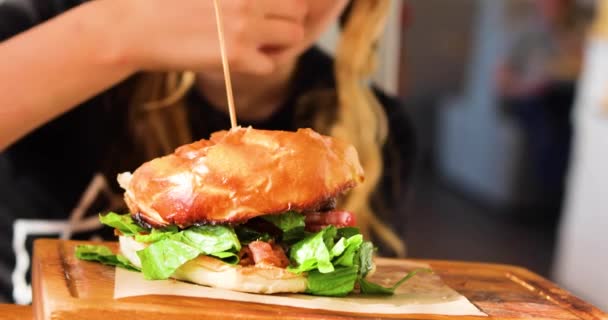 Happy Teen Girl Eating Huge Hamburger Meatball Cafe Leisure Party — Vídeos de Stock