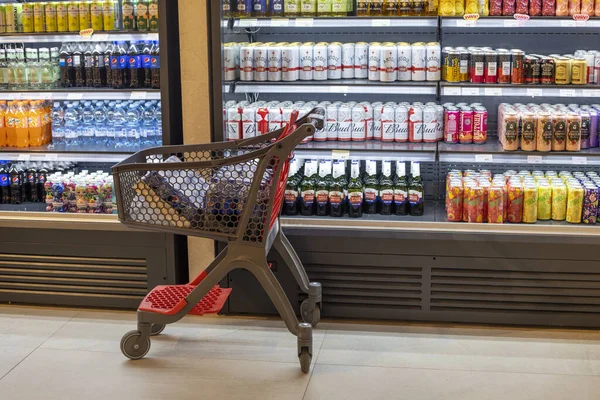 Carrinho Com Mantimentos Supermercado Perto Uma Vitrine Com Bebidas — Fotografia de Stock