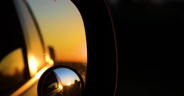 Ηλιοβασίλεμα Στο Δεξί Καθρέφτη Ενός Αυτοκινήτου Κίνηση Ελεύθερος Χρόνος — Αρχείο Βίντεο