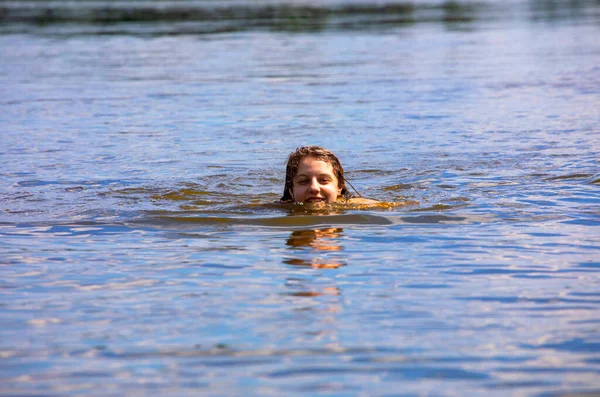 Happy Tenager Girl Head Visible Water Family Vacation School Break — Foto Stock