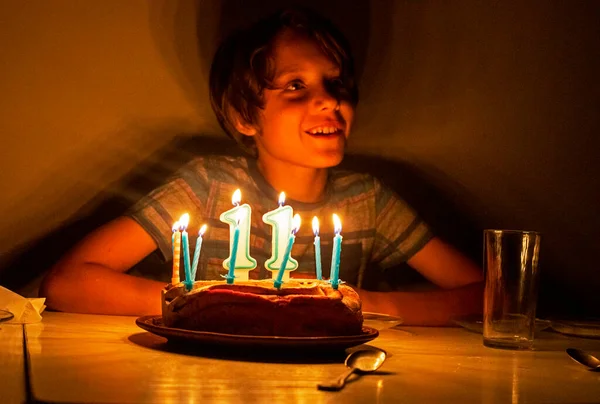 Rapaz Feliz Apaga Velas Aniversário Escuro Horizontal — Fotografia de Stock