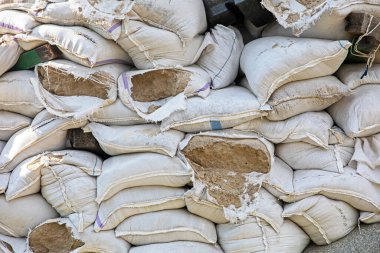 Ukrayna 'da sıkıyönetim sırasında tarihi anıtların ve yolların etrafına kum torbaları yerleştirildi. Ukrain 'de Savaş