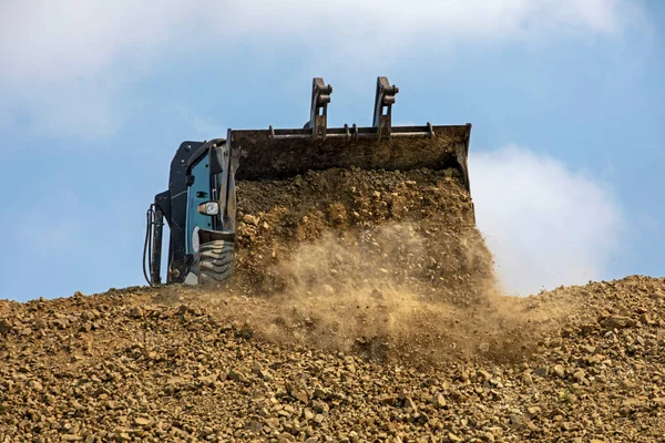 Large Bucket Escalator Pouring Soil Frontally Sunny Hot Day Sky — 스톡 사진