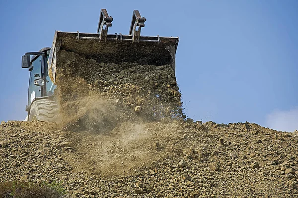 Escalator Bucket Pours Out Clay Stone Soil Quarry Global Construction — 스톡 사진