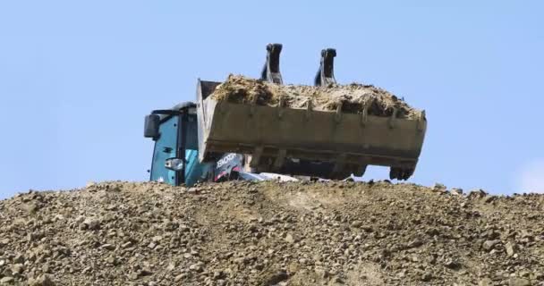 Tractor Full Bucket Clay Soil Pours Clay Ravine Global Construction — Stok video