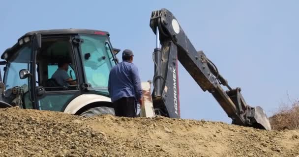 Worker Operates Escalator Sunny Hot Day Global Construction Mining Salt — Vídeos de Stock