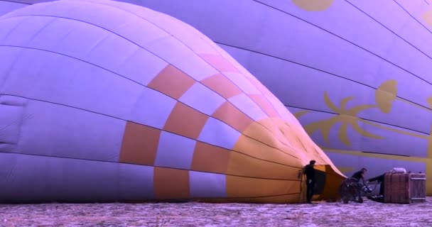Υπάλληλοι Φουσκώνουν Μπαλόνια Ζεστό Αέρα Πριν Από Την Πτήση Στον — Αρχείο Βίντεο