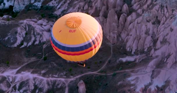 Όμορφο Κίτρινο Ιπτάμενο Μπαλόνι Τουρίστες Γύρω Από Τους Λόφους Goreme — Αρχείο Βίντεο