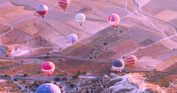 Many Flying Balloons Blue Clear Sky Vicinity Cappadocia Goreme Early — Stockvideo