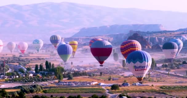 Τεράστια Αερόστατα Θερμού Αέρα Στον Ορίζοντα Πτήση Από Παράξενο Βουνό — Αρχείο Βίντεο