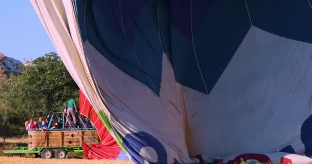 Τεράστιο Μωβ Ύφασμα Αερόστατο Θερμού Αέρα Κατεβαίνει Στη Τους Ανθρώπους — Αρχείο Βίντεο
