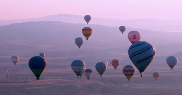 Many Balloons Tourists Slowly Rise Sky Cappadocia Valley Early Morning — Stock videók