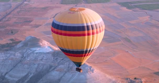 Huge Yellow Hot Air Balloon Descends Cappadocia Valley Goreme Early — Stock video