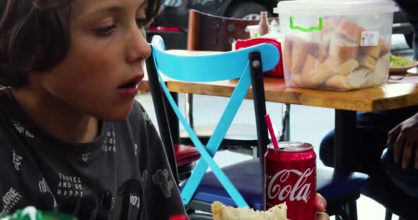 Adolescente Morde Shawarma Bebe Coca Rua Durante Almoço Comida Rua — Vídeo de Stock