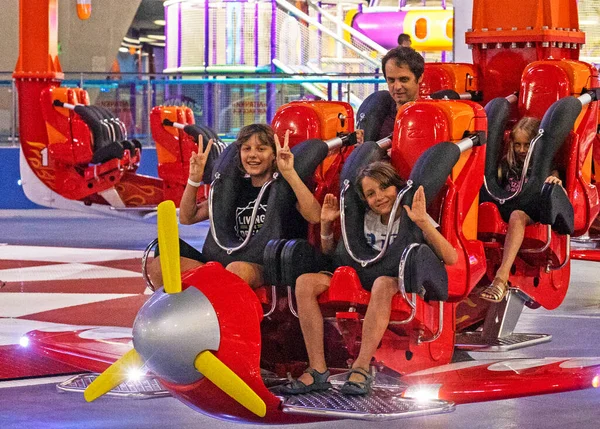 Happy Family Riding Extreme Amusement Plane Turning Upside Air Active — Foto Stock