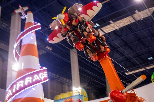 Happy Family Rides Extreme Amusement Aircraft Turning Upside Air Active — Foto Stock