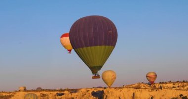  Türkiye 'nin Kapadokya ilçesindeki Greme vadisine uçan sıcak hava balonu indi