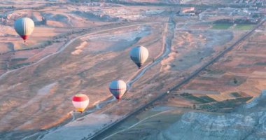 Kapadokya 'daki Goreme Vadisi üzerinde sıcak hava balonu uçuşu