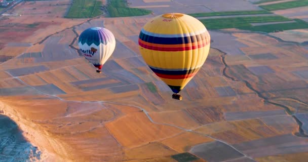 Balony Ogrzane Powietrze Dolinie Kapadocji Wschodzie Słońca Widok Góry — Wideo stockowe