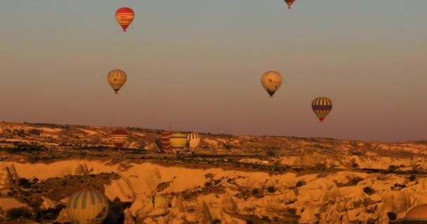 Αερόστατα Απογειώνονται Πάνω Από Την Κοιλάδα Greme Στην Περιοχή Καππαδοκία — Αρχείο Βίντεο