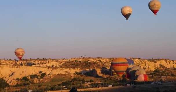 Balony Ogrzane Powietrze Startują Nad Doliną Greme Regionie Kapadocja Turcji — Wideo stockowe