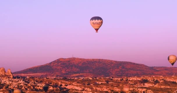 Αερόστατα Θερμού Αέρα Απογειώνονται Πάνω Από Την Κοιλάδα Greme Στην — Αρχείο Βίντεο