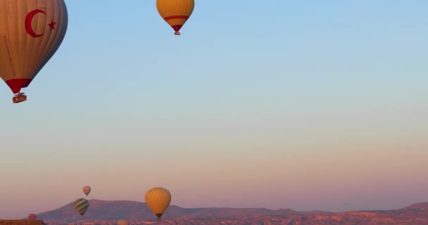 Wiele Balonów Ogrzane Powietrze Dolinie Kapadocji Wschodzie Słońca — Wideo stockowe