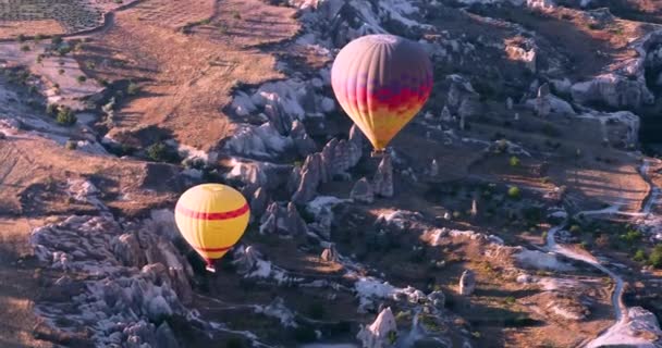 Dois Balões Quente Voando Vale Capadócia Nascer Sol Vista Superior — Vídeo de Stock