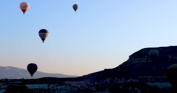 Silhuetas Balões Quente Voando Sobre Vale Goreme Distrito Capadócia Turquia — Vídeo de Stock