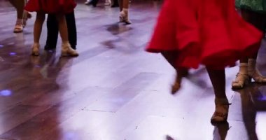 Performanstan önce dansçıların küçük bacakları. Dans Sporu.