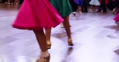 Gösteriden önce çocukların dans dersi. Dans Sporu