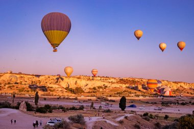 Sıcak hava balonları sabah mavi gökyüzü üzerinde Cappadocia 'daki goreme vadisi üzerinde, yatay