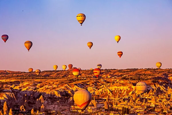 Viele Ballons Fliegen Den Morgendlichen Blauen Himmel Über Dem Goreme — Stockfoto