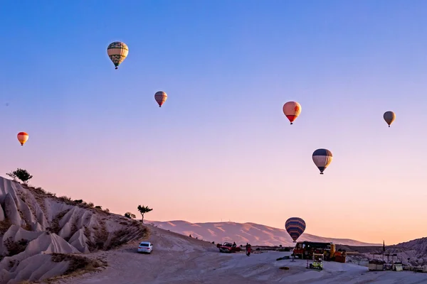 Flug Von Heißluftballons Rosafarbenen Himmel Über Dem Goreme Tal Kappadokien — Stockfoto