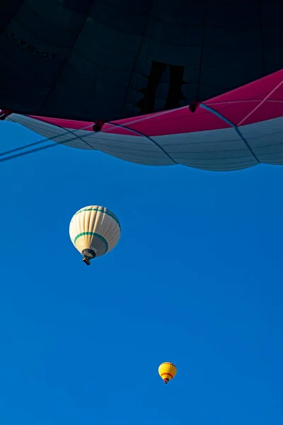 Voo Balões Quente Visão Céu Azul Manhã Baixo Vertical — Fotografia de Stock