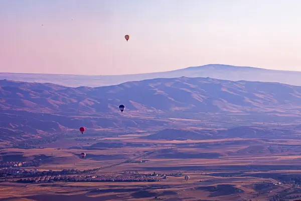Lot Balonów Ogrzane Powietrze Wczesnym Rankiem Liliowym Dolinie Goreme — Zdjęcie stockowe