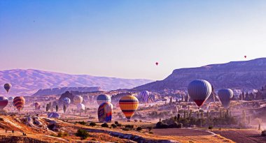 Kapadokya 'da güneş doğarken sıcak hava balonu uçuşunun güzel manzarası