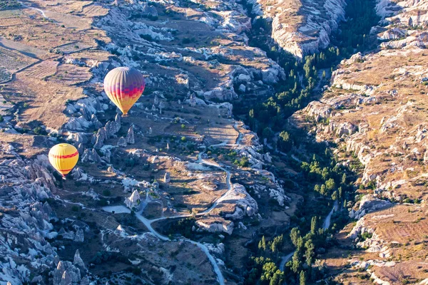 Lot Balonów Ogrzane Powietrze Wczesnym Rankiem Dolinie Goreme Widok Góry — Zdjęcie stockowe