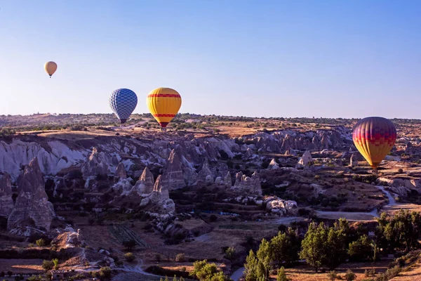 Sabahın erken saatlerinde Goreme Cappadoci vadisinde sıcak hava balonlarının uçuşunun güzel manzarası.