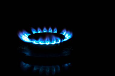 Karanlıkta küçük bir gaz ocağı. Gaz ekonomisi ve ekolojisi. küresel gaz krizi
