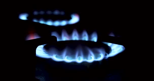 在黑暗中气体滚筒上的气体火焰 天然气的经济和生态 — 图库视频影像
