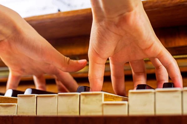 Mały Pianista Pilnie Uczy Się Ćwiczenia Fortepianie Obiema Rękami Widok — Zdjęcie stockowe