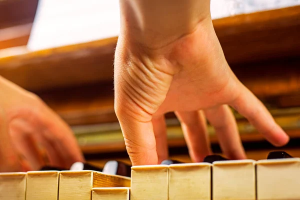Dłonie Małego Pianisty Grają Klawiszach Pianinie Widok Dołu Lekcja Muzyki — Zdjęcie stockowe